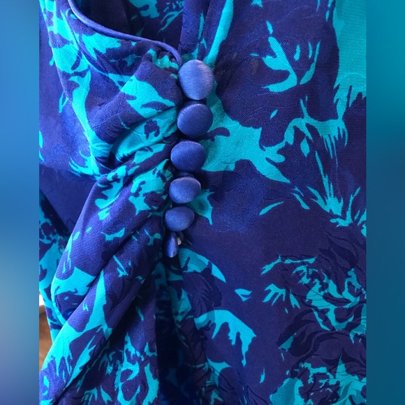 Vintage Flora King Petites 100% Silk Dress w/ Puff Sleeve
Size 4 - Picture 8 of 9